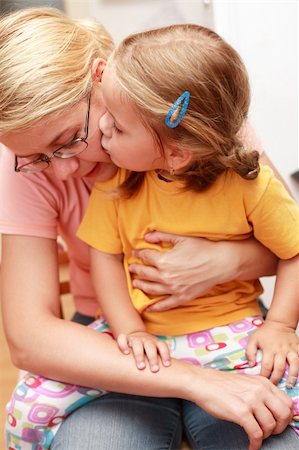 simsearch:400-04162652,k - Cute little girl kissing her Mom Stockbilder - Microstock & Abonnement, Bildnummer: 400-03930794