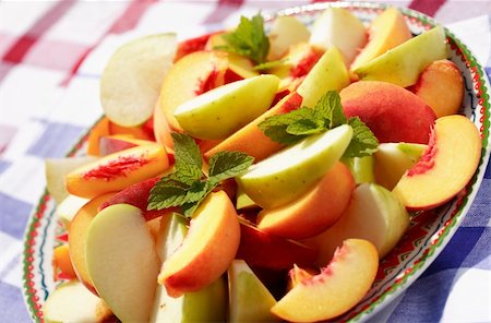 simsearch:400-04266693,k - Summer refreshment - fresh fruits served in the garden Foto de stock - Super Valor sin royalties y Suscripción, Código: 400-03930942