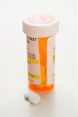 simsearch:400-05092596,k - Pill bottle with pills Stock Photo - Budget Royalty-Free & Subscription, Code: 400-03931181
