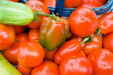 simsearch:693-06020262,k - A basket overflowing with red ripe tomatoes and other veggies. Foto de stock - Super Valor sin royalties y Suscripción, Código: 400-03931193