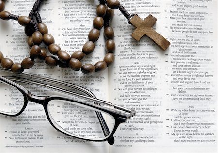 Bible and rosary on a white background Photographie de stock - Aubaine LD & Abonnement, Code: 400-03931224