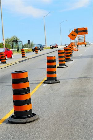 Road construction signs and cones on city street Fotografie stock - Microstock e Abbonamento, Codice: 400-03931529