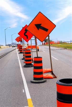Road construction signs and cones on a city street Fotografie stock - Microstock e Abbonamento, Codice: 400-03931532