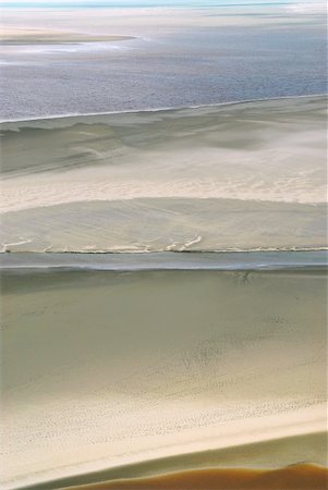 simsearch:400-03931546,k - Aerial view of Atlantic ocean at low tide near Mont Saint Michel abbey in France. Background. Foto de stock - Royalty-Free Super Valor e Assinatura, Número: 400-03931546