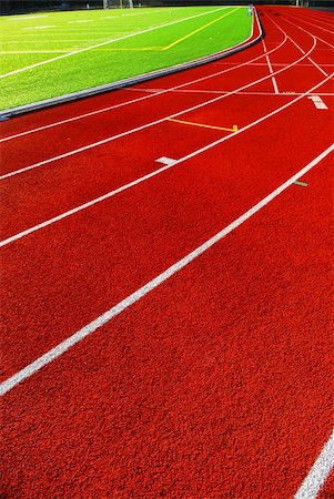 simsearch:400-03942081,k - Curving lanes of a red race track and green football field Foto de stock - Royalty-Free Super Valor e Assinatura, Número: 400-03931559