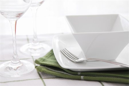 simsearch:652-03803997,k - Place setting with white dishes and wine glasses Stock Photo - Budget Royalty-Free & Subscription, Code: 400-03931568
