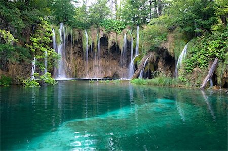 simsearch:862-08274100,k - Waterfalls and lake in Plitvice Lakes National Park Foto de stock - Royalty-Free Super Valor e Assinatura, Número: 400-03931922