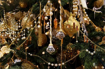 simsearch:632-03027633,k - Christmas fur-tree decorated by set of gold ornaments, spheres and toys Foto de stock - Super Valor sin royalties y Suscripción, Código: 400-03932173