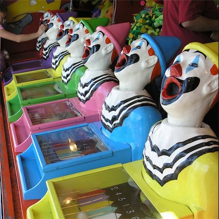 espetáculo amador - Feed the clowns sideshow tent at a carnival Foto de stock - Royalty-Free Super Valor e Assinatura, Número: 400-03932310