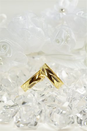 simsearch:670-06450369,k - Still life for wedding with wedding rings Photographie de stock - Aubaine LD & Abonnement, Code: 400-03932578