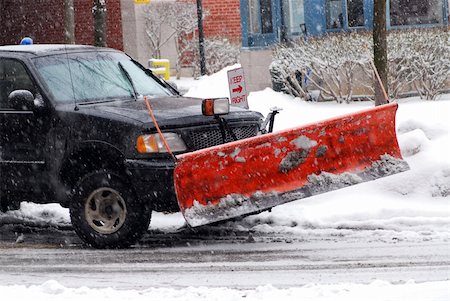 simsearch:696-03397427,k - Snow plow truck on a road during a snowstorm Stockbilder - Microstock & Abonnement, Bildnummer: 400-03932608