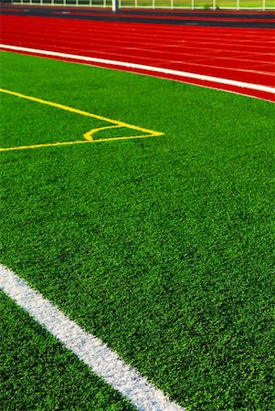 simsearch:6118-09079638,k - Red racetrack and green sports field with artificial grass Foto de stock - Royalty-Free Super Valor e Assinatura, Número: 400-03932602