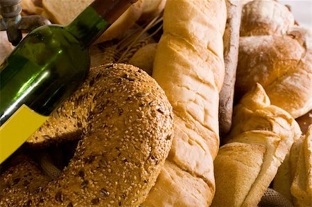 simsearch:400-03971939,k - baked bread and a bottle of wine Foto de stock - Royalty-Free Super Valor e Assinatura, Número: 400-03932845