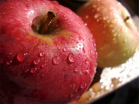 simsearch:400-03963853,k - The big, juicy, red apple in drops of water. Stock Photo - Budget Royalty-Free & Subscription, Code: 400-03933278