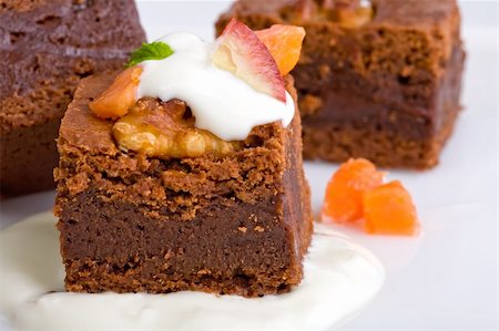 sweet brownie chocolate pie with some fruits and mint leaf Photographie de stock - Aubaine LD & Abonnement, Code: 400-03933360