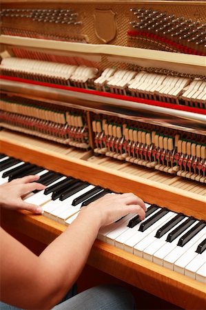 récital - Detail of hands playing piano Photographie de stock - Aubaine LD & Abonnement, Code: 400-03933378