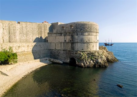 Dubrovnik old town city walls detail. Fortress "Bokar". Foto de stock - Super Valor sin royalties y Suscripción, Código: 400-03933388