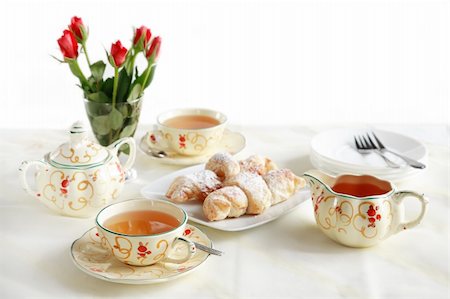 simsearch:649-07647842,k - Two cups of tea with small sweet rolls Foto de stock - Super Valor sin royalties y Suscripción, Código: 400-03933518
