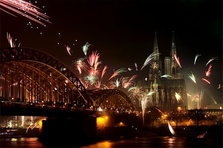 simsearch:841-06032575,k - Fireworks blowing in the sky at night Stock Photo - Budget Royalty-Free & Subscription, Code: 400-03933640
