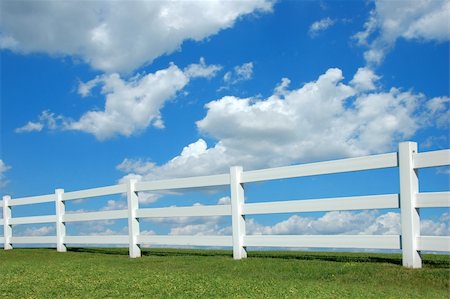 White fence against a bright sky with clouds Foto de stock - Royalty-Free Super Valor e Assinatura, Número: 400-03944210