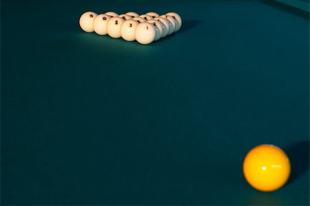 simsearch:400-08160849,k - Billiard balls on green cloth - start of the game. Foto de stock - Super Valor sin royalties y Suscripción, Código: 400-03944221