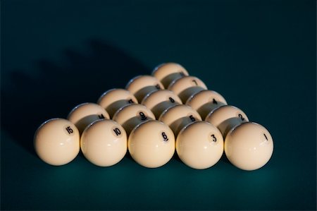 simsearch:400-08160849,k - Billiard balls on green cloth - start of the game. Foto de stock - Super Valor sin royalties y Suscripción, Código: 400-03944222