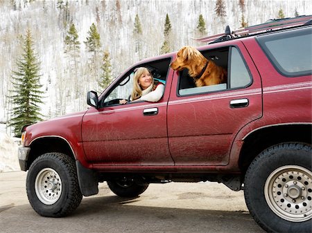 simsearch:400-03944669,k - Woman and dog in dirt splattered SUV looking out windows at eachother in snowy countryside. Photographie de stock - Aubaine LD & Abonnement, Code: 400-03944668