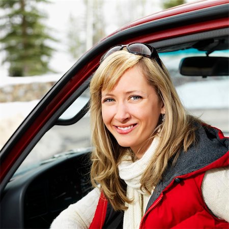 simsearch:400-03944669,k - Pretty woman sitting in vehicle wearing winter clothes in rural snowy Colorado smiling. Photographie de stock - Aubaine LD & Abonnement, Code: 400-03944671