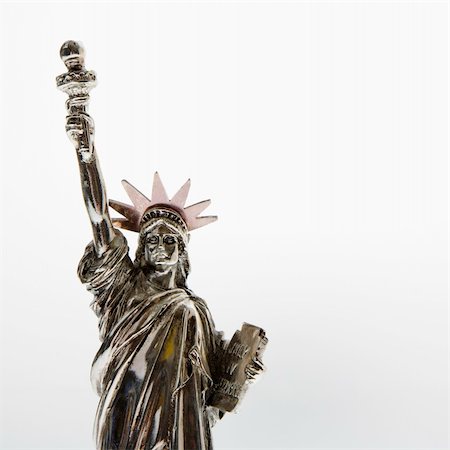 simsearch:400-03944870,k - Statue of Liberty reproduction on white background. Foto de stock - Royalty-Free Super Valor e Assinatura, Número: 400-03944882