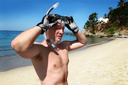 simsearch:6109-06195375,k - Man is about to go snorkeling in the ocean Fotografie stock - Microstock e Abbonamento, Codice: 400-03945222