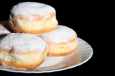 Doughnuts on white glass plate, isolated on black background Photographie de stock - Aubaine LD & Abonnement, Code: 400-03945490