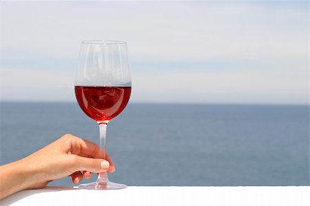 simsearch:400-03966426,k - glass of rose wine with the ocean in the background Fotografie stock - Microstock e Abbonamento, Codice: 400-03945585