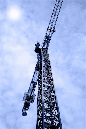 simsearch:696-03398582,k - Urban crane with dramatic blue sky in background Stockbilder - Microstock & Abonnement, Bildnummer: 400-03945686