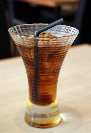 simsearch:700-00169598,k - Glass of iced cola beverage in fancy glass with straw Foto de stock - Super Valor sin royalties y Suscripción, Código: 400-03945757