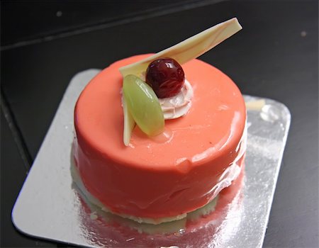 simsearch:400-03945751,k - Strawberry mousse cake round shape cream and grape decoration Foto de stock - Super Valor sin royalties y Suscripción, Código: 400-03945751