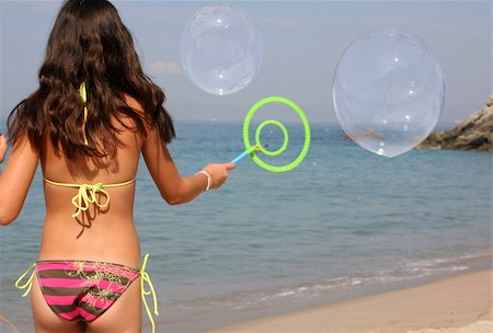 Teen girl playing with bubbles on the beach Photographie de stock - Aubaine LD & Abonnement, Code: 400-03945861