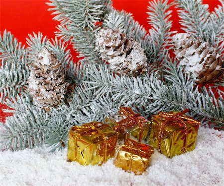 Christmas decoration- packs on snow Foto de stock - Super Valor sin royalties y Suscripción, Código: 400-03946268