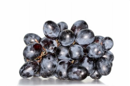 simsearch:841-07801516,k - cluster of black grapes isolated on white background Photographie de stock - Aubaine LD & Abonnement, Code: 400-03946703