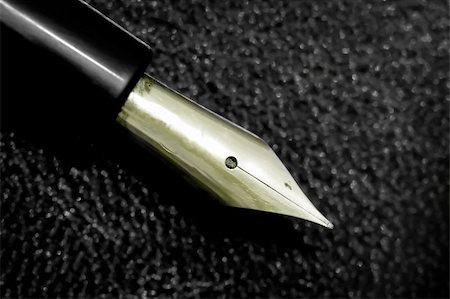 ponta de caneta - Close up of a old pen on a black leather book. Shallow DOF photo Foto de stock - Royalty-Free Super Valor e Assinatura, Número: 400-03946762