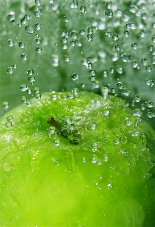 dropping fruit in water photography - Water drops falling onto a green apple Photographie de stock - Aubaine LD & Abonnement, Code: 400-03946818