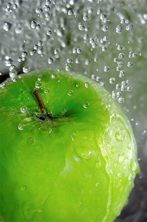 Water drops falling onto a green apple Stock Photo - Budget Royalty-Free & Subscription, Code: 400-03946819