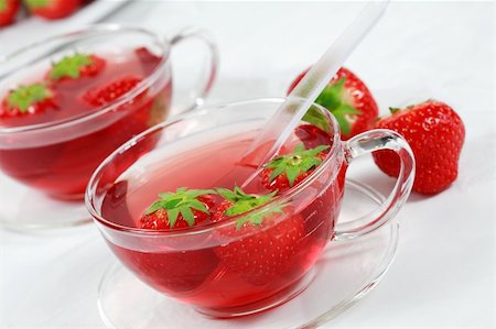 simsearch:400-03918701,k - Fruit tea with strawberries Foto de stock - Royalty-Free Super Valor e Assinatura, Número: 400-03947313