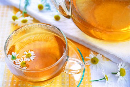 simsearch:600-06180169,k - Teacup and teapot with herbal soothing camomile tea Foto de stock - Super Valor sin royalties y Suscripción, Código: 400-03947727
