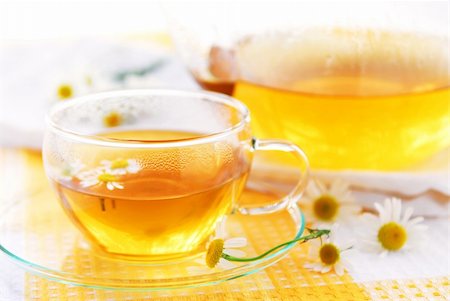 simsearch:600-06180169,k - Teacup and teapot with herbal soothing camomile tea Foto de stock - Super Valor sin royalties y Suscripción, Código: 400-03947728