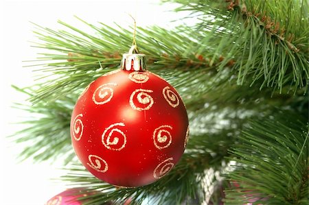 simsearch:700-02461235,k - Christmas red ball and fir-tree. Fotografie stock - Microstock e Abbonamento, Codice: 400-03947739