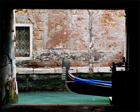 simsearch:400-07214365,k - Venetian gondola at the end of an alley. Foto de stock - Royalty-Free Super Valor e Assinatura, Número: 400-03948158