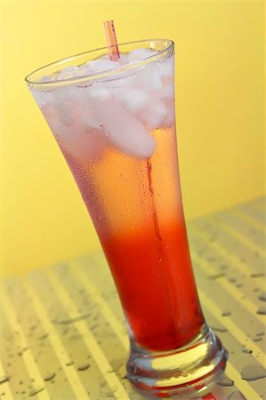 simsearch:649-07065042,k - Cranberry Cooler in a highball glass Foto de stock - Super Valor sin royalties y Suscripción, Código: 400-03948276