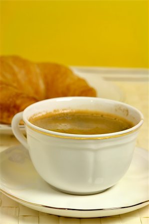 simsearch:600-07803121,k - A cup of coffee with croissant in the background Foto de stock - Super Valor sin royalties y Suscripción, Código: 400-03948335