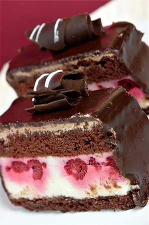 simsearch:400-05056152,k - Delicious cake with raspberries and chocolate Photographie de stock - Aubaine LD & Abonnement, Code: 400-03948348