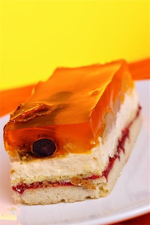 simsearch:400-05347658,k - Fruit cake with jelly on top Photographie de stock - Aubaine LD & Abonnement, Code: 400-03948368
